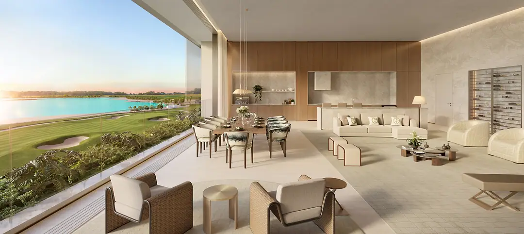 Living do apartamento de 281 m² com varanda voltada para a lagoa